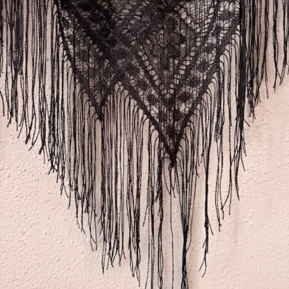 Poncho/Chal Tejido con Flecos (Lightweight black knitted poncho) - Picture 2 of 5